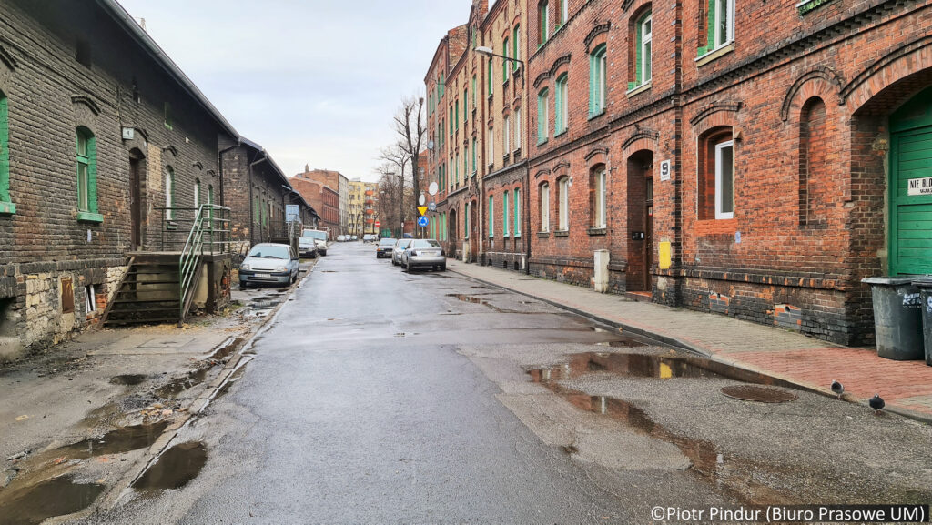 Fragment ulicy Dąbrowskiego, wzdłuż której stoją kamienice.