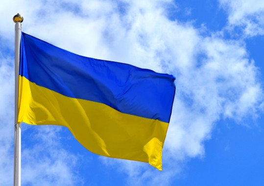 Flaga Ukrainy na tle błękitnego niebie