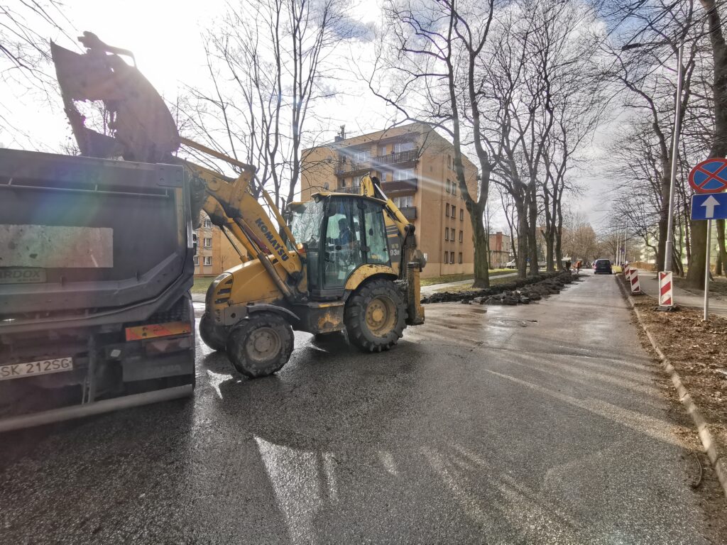 Koparka w trakcie prac budowlanych na ul . W. Sikorskiego.