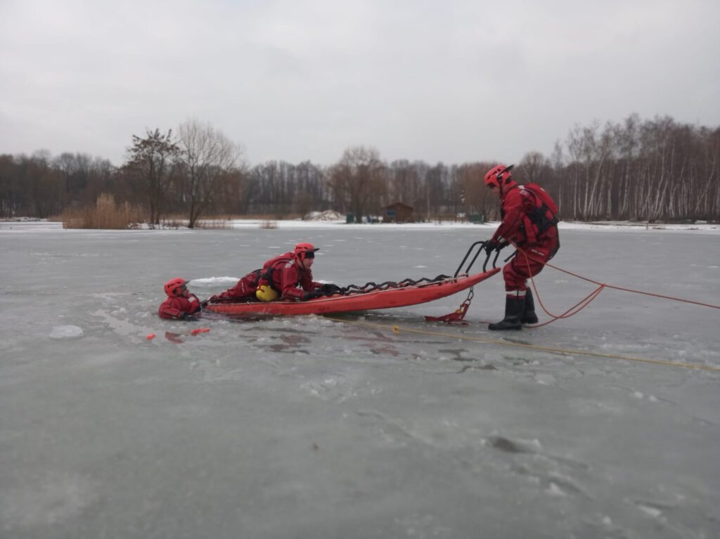 Strażacy podczas akcji ratunkowej na lodzie.
