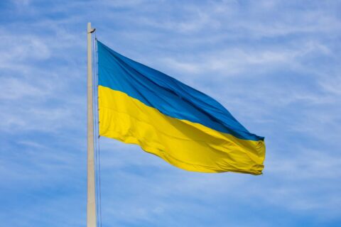 flaga Ukrainy na tle błękitnego nieba