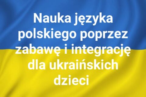 Flaga ukrainy z napisem dot. nauki języka polskiego poprzez zabawę i integrację dla ukraińskich dzieci.