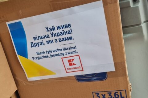 Pudełko z ulotką w jęz. ukraińskim Niech żyje wolna Ukraina