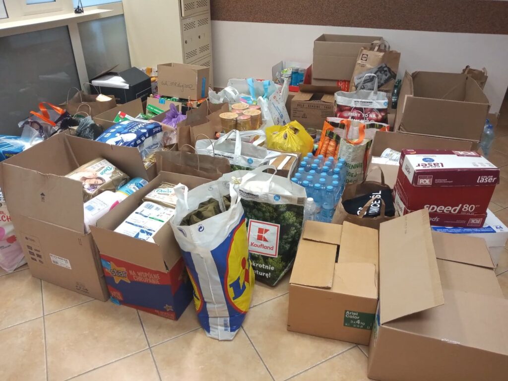 Zdjęcie przedstawia dary przekazane dla Ukrainy przez mieszkańców Siemianowic do punktu zbiórki w SCK podczas pierwszego dnia trwania zbiórki. Na zdjęciu paczki z żywnością oraz innymi artykułami