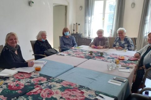 Spotkanie nauczycielek kobiet przy stole w wnętrzach pałacu Donnersmarcków