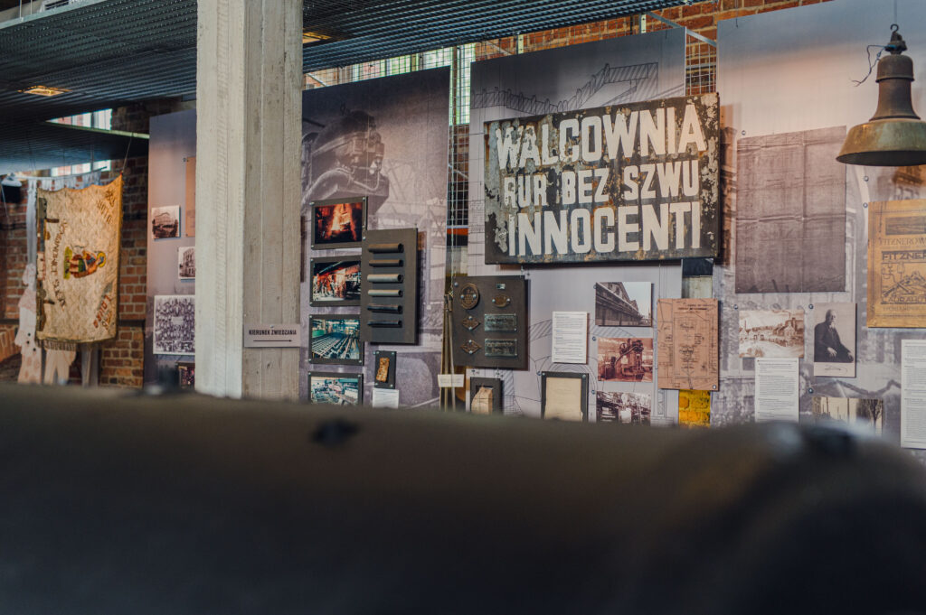 Pamiątki i rekwizyty po dawnej hucie zgromadzone w SCK Park Tradycji.