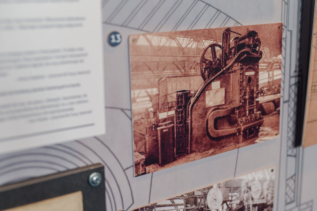 Pamiątkowe zdjęcie na wystawie o historii przemysłu ciężkiego w Siemianowicach Śląskich.