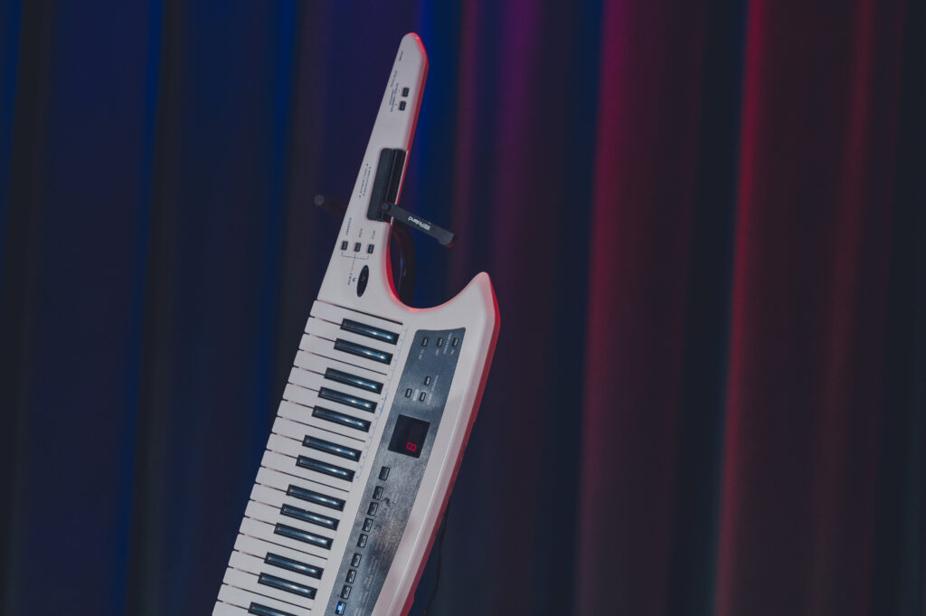 Instrument klawiszowy oparty o stojak.