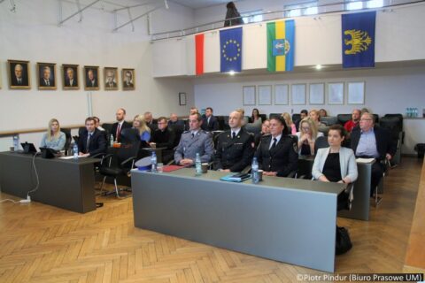 Radni Rady Miasta VIII kadencji siedzący w dużej sali siemianowickiego ratusza w czasie XLIII sesji Rady Miasta.