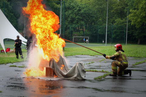 Pokaz gaszenia pożaru patelni z olejem do której dostała się woda.