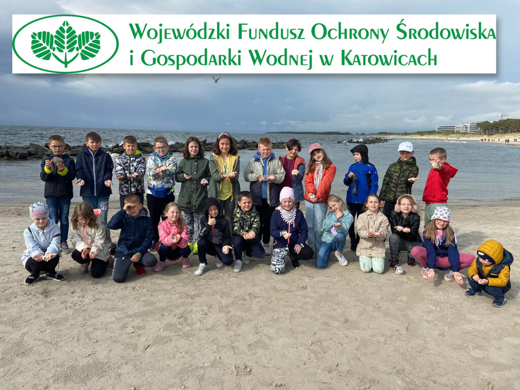 Dzieci na plaży. Na fotografii logo Wojewódzkiego Funduszu Ochrony Środowiska i Gospodarki Wodnej.