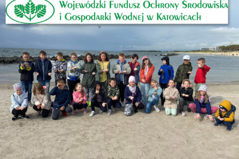 Dzieci na plaży. Na fotografii logo Wojewódzkiego Funduszu Ochrony Środowiska i Gospodarki Wodnej.