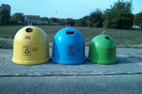 Pojemniki na odpady komunalne w kolorach żółtym, niebieskim i zielonymch