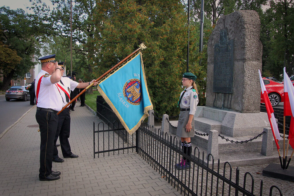 Składanie kwiatów pod Pomnikiem Pamięci Obrońców Kopalni Michał.