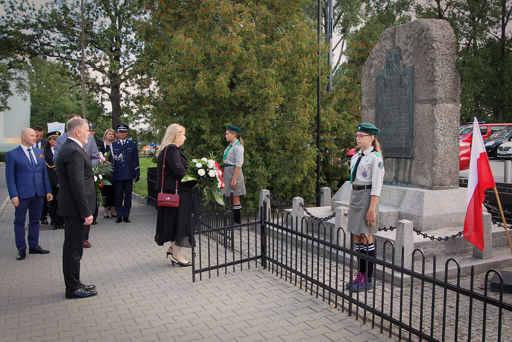 Składanie kwiatów pod Pomnikiem Pamięci Obrońców Kopalni Michał.
