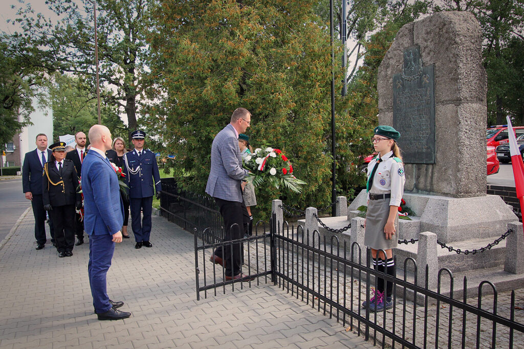 Składanie kwiatów pod Pomnikiem Pamięci Obrońców Kopalni Michał.