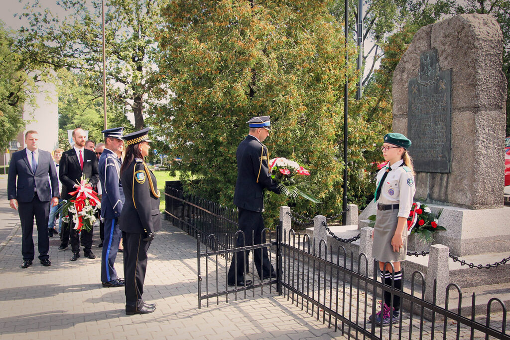 Składanie kwiatów pod Pomnikiem Pamięci Obrońców Kopalni Michał.