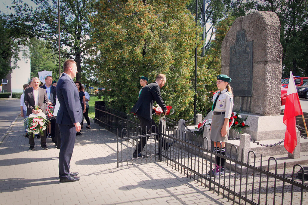 Składanie kwiatów pod Pomnikiem Pamięci Obrońców Kopalni Michał.