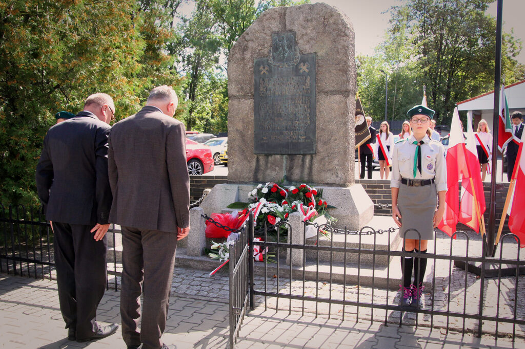 Składanie kwiatów pod Pomnikiem Pamięci Obrońców Kopalni Michał.