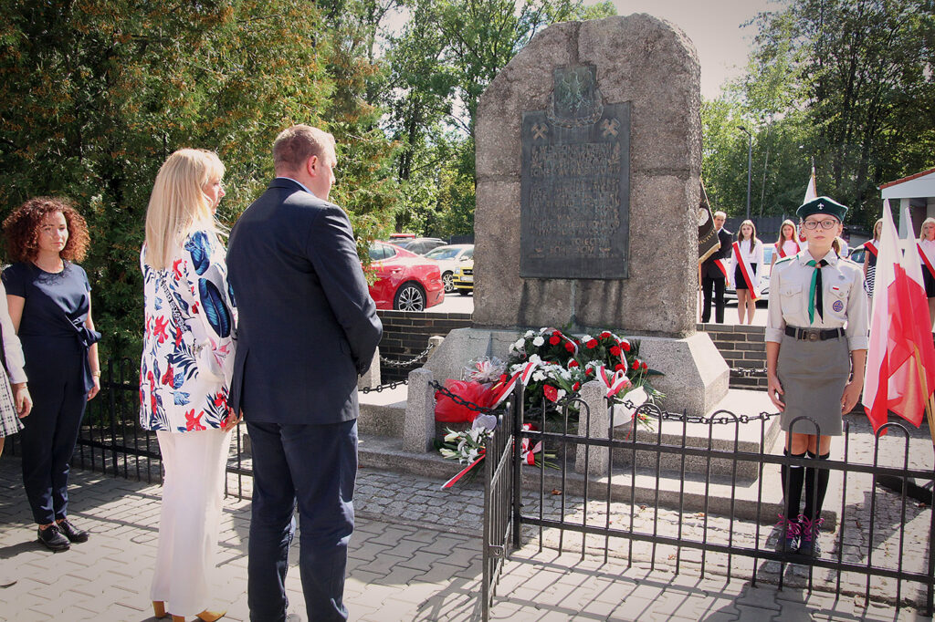 Składanie kwiatów pod Pomnikiem Pamięci Obrońców Kopalni Michał.