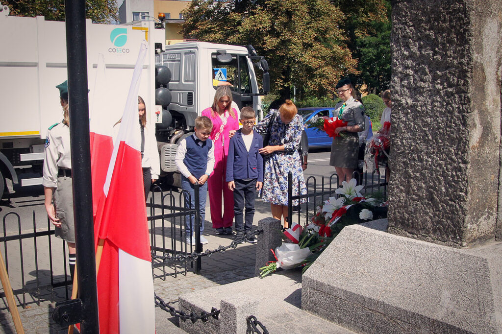 Składanie kwiatów pod Pomnikiem Pamięci Obrońców Kopalni Michał.