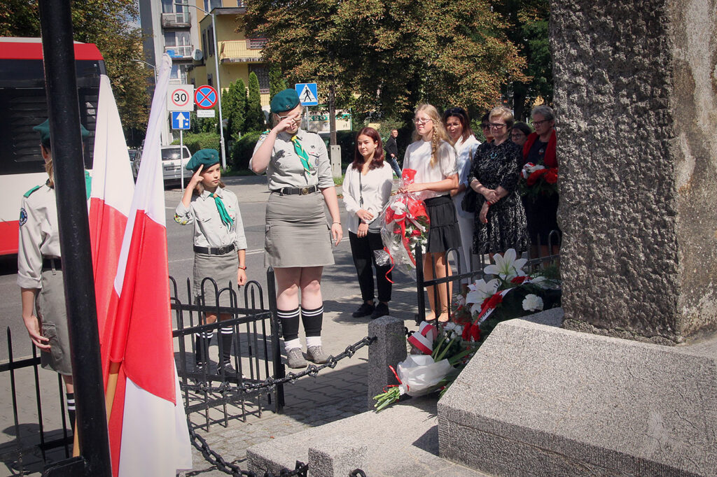 Składanie kwiatów pod Pomnikiem Pamięci Obrońców Kopalni Michał.