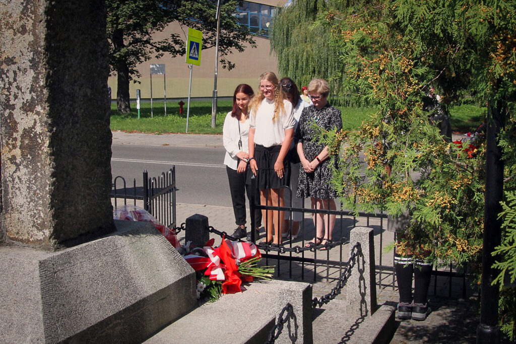 Składanie kwiatów pod Pomnikiem Pamięci Obrońców Kopalni Michał.