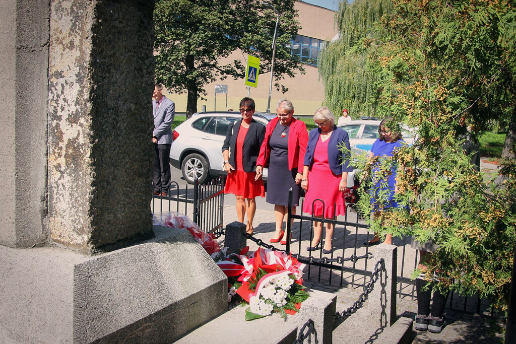 Składanie kwiatów pod Pomnikiem Pamięci Obrońców Kopalni Michał.