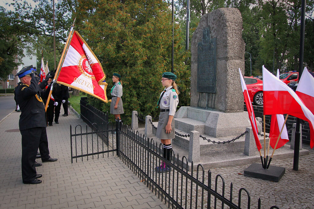 Składanie kwiatów pod Pomnikiem Pamięci Obrońców Kopalni Michał.