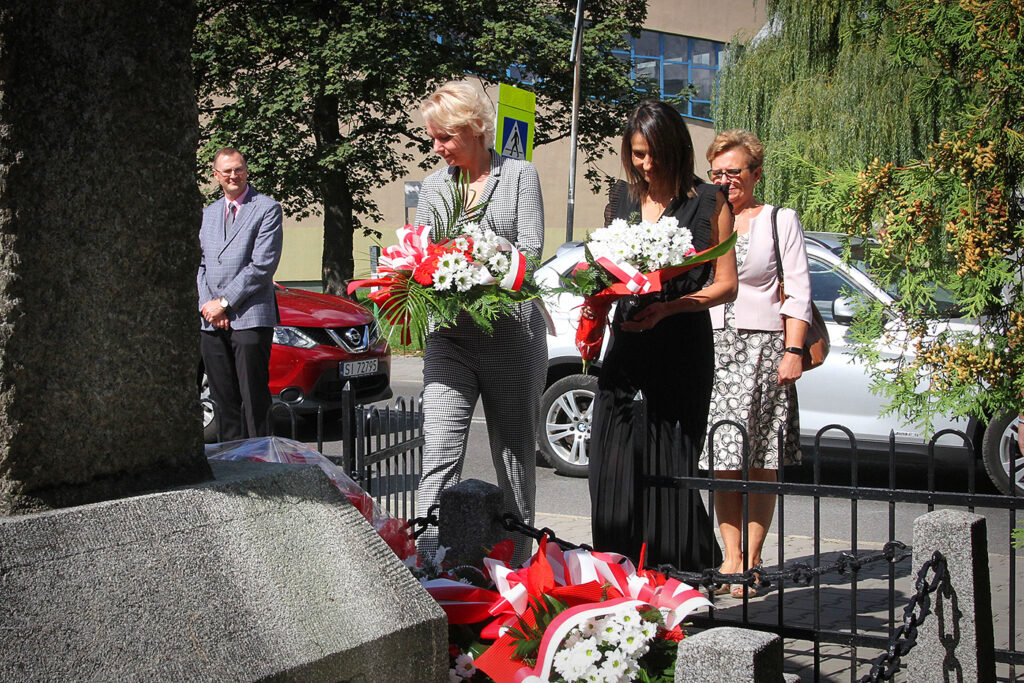 Składanie kwiatów pod Pomnikiem Pamięci Obrońców Kopalni Michał.