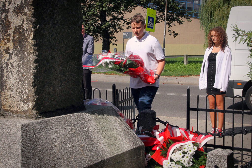 Składanie kwiatów pod Pomnikiem Pamięci Obrońców Kopalni Michał.