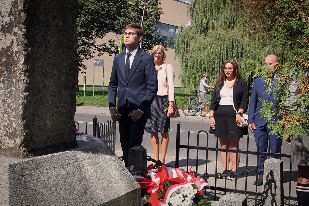 Składanie kwiatów pod Pomnikiem Pamięci Obrońców Kopalni Michał.