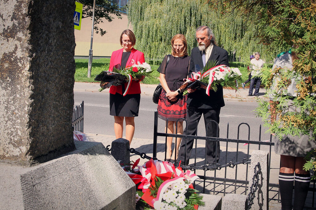 Składanie kwiatów pod Pomnikiem Pamięci Obrońców Kopalni Michał.