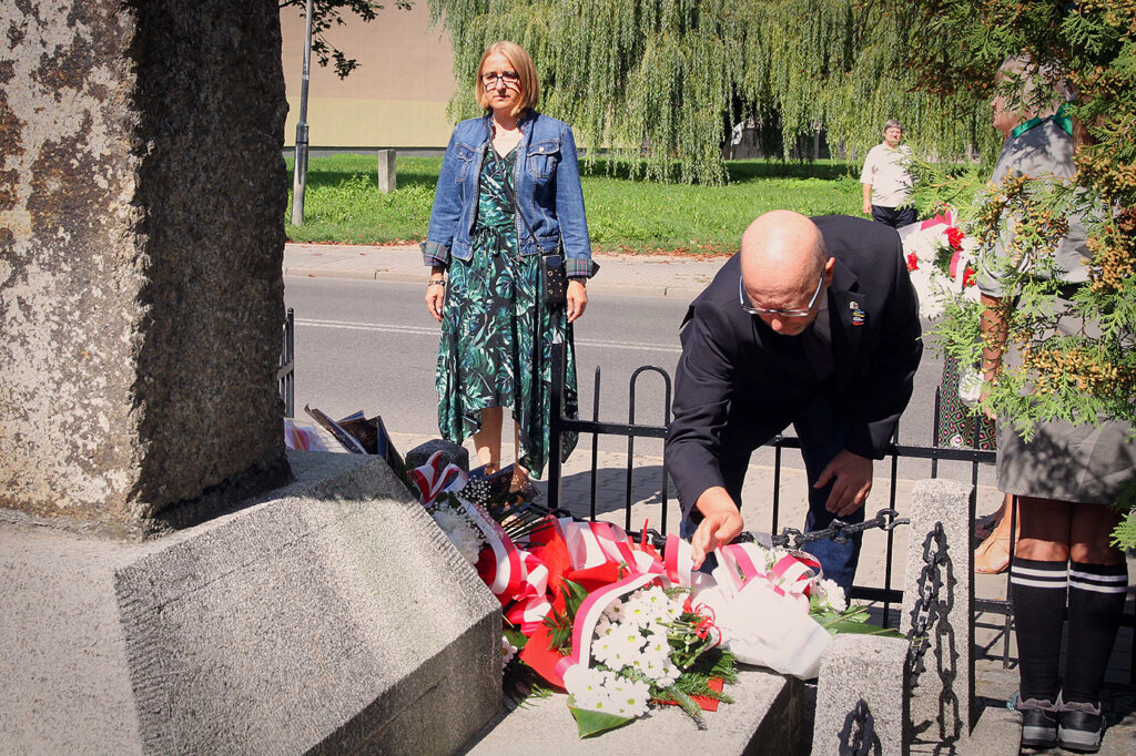 Składanie kwiatów pod Pomnikiem Pamięci Obrońców Kopalni Michał.