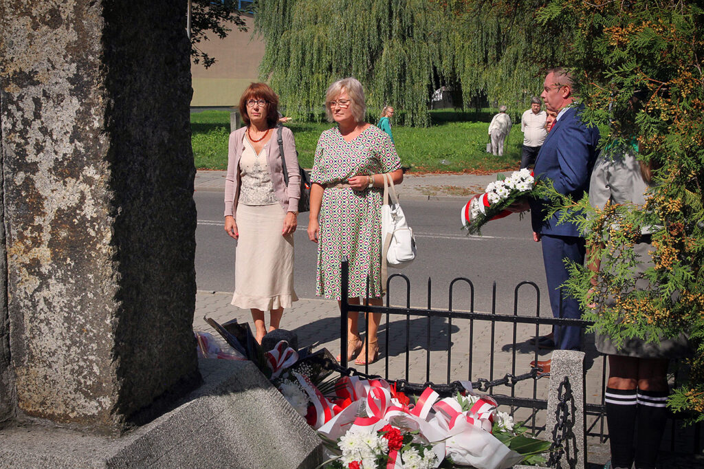 Składanie kwiatów pod Pomnikiem Pamięci Obrońców Kopalni Michał.