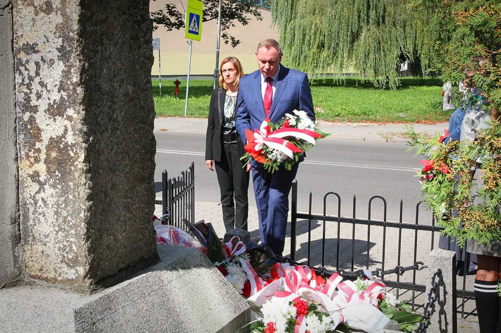 Składanie kwiatów pod Pomnikiem Pamięci Obrońców Kopalni Michał.
