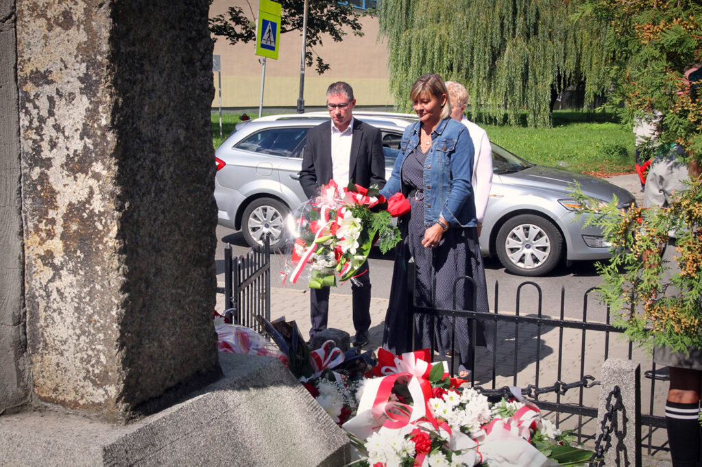 Składanie kwiatów pod Pomnikiem Pamięci Obrońców Kopalni Michał.