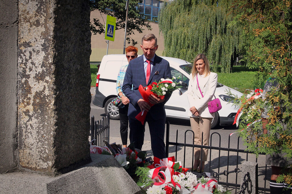 Składanie kwiatów pod Pomnikiem Pamięci Obrońców Kopalni Michał.