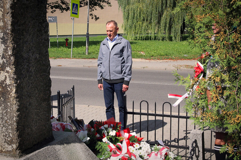 Składanie kwiatów pod Pomnikiem Pamięci Obrońców Kopalni Michał.