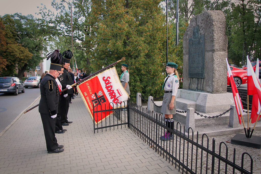 Składanie kwiatów pod Pomnikiem Pamięci Obrońców Kopalni Michał.