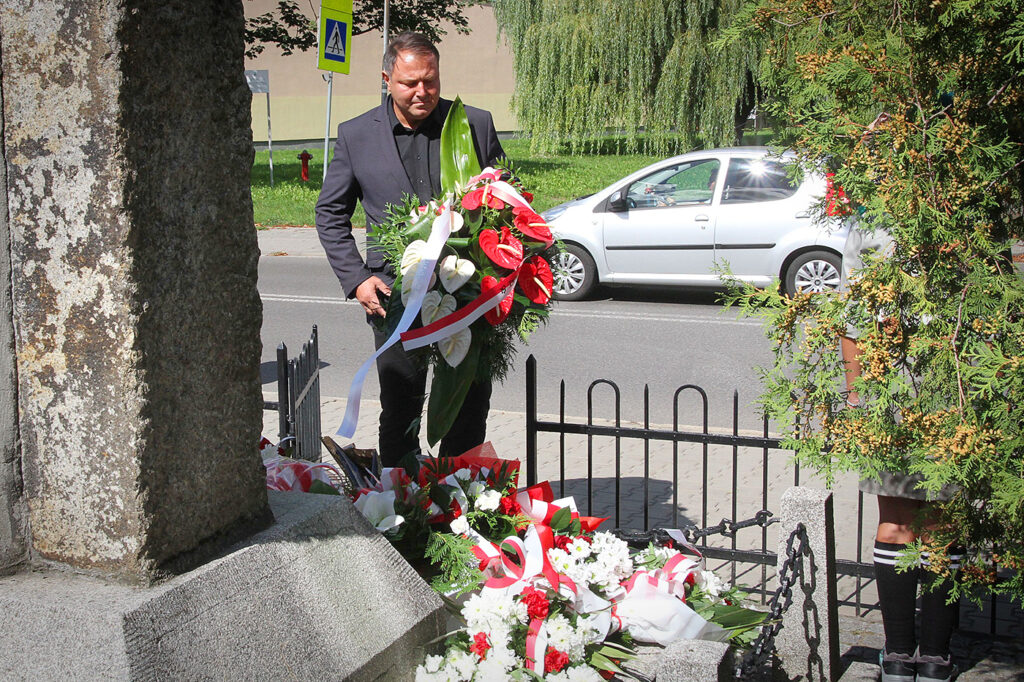 Składanie kwiatów pod Pomnikiem Pamięci Obrońców Kopalni Michał.