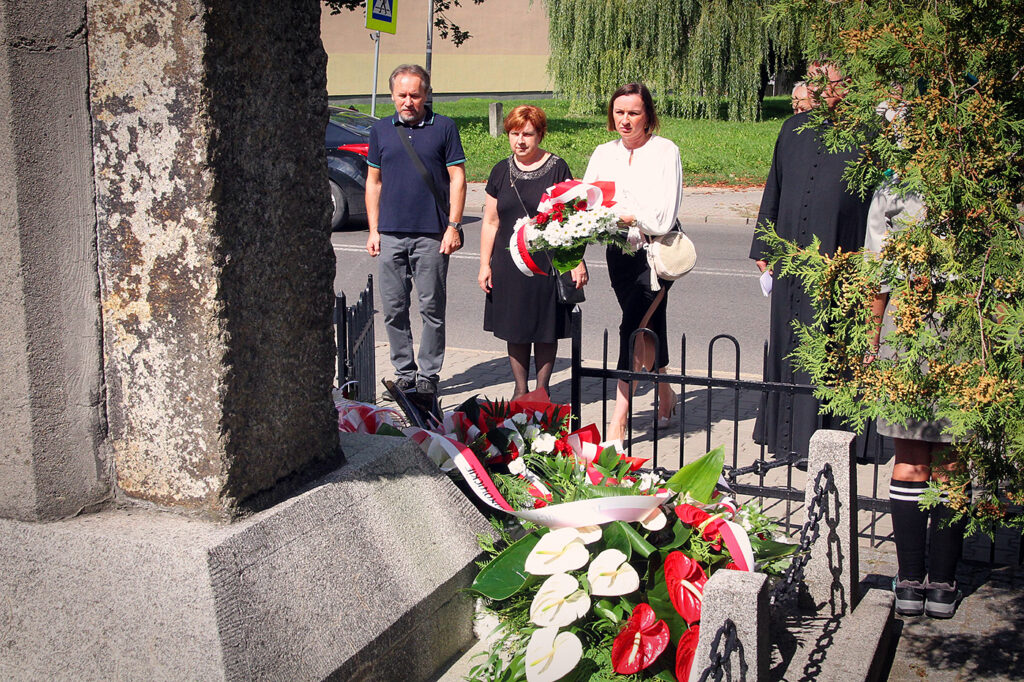 Składanie kwiatów pod Pomnikiem Pamięci Obrońców Kopalni Michał.