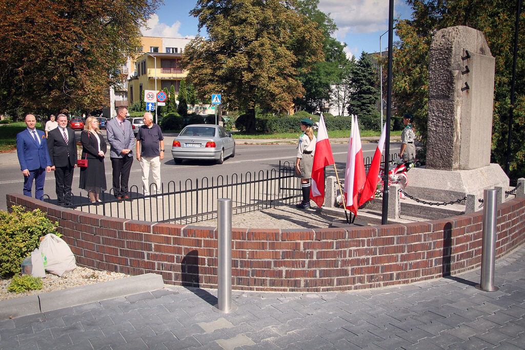 Składanie kwiatów pod Pomnikiem Pamięci Obrońców Kopalni Michał.