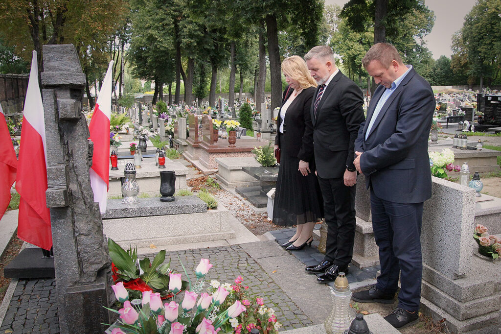 Marta Suchanek-Bijak, II Zastępca Prezydenta Miasta Siemianowice Śląskie, Adam Skowronek, Sekretarz Miasta oraz Krzysztof Nos, Naczelnik Wydziału Kultury i Sportu - przy pomniku żołnierzy 75. Pułku Piechoty, którzy polegli broniąc Kopalni Michał.