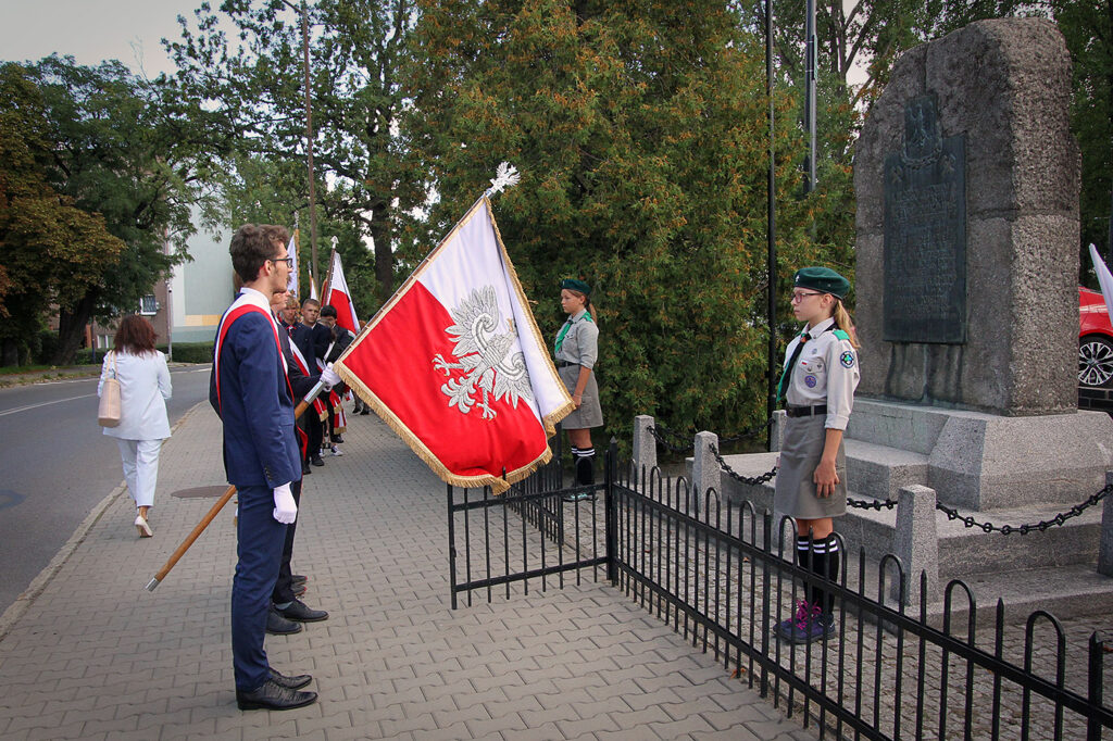 Składanie kwiatów pod Pomnikiem Pamięci Obrońców Kopalni Michał.