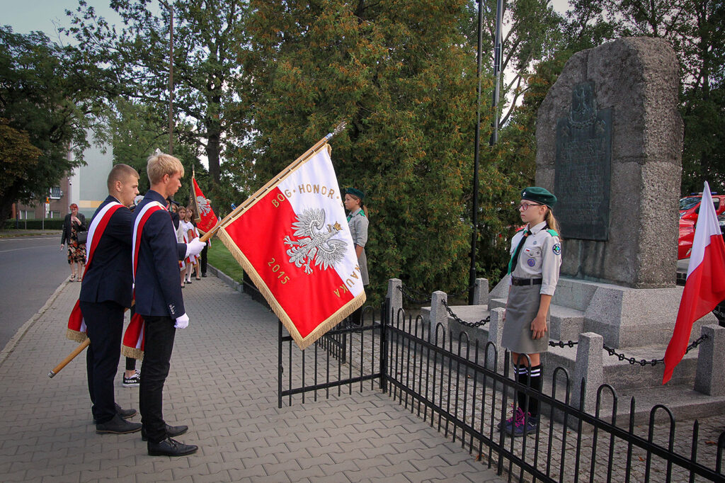 Składanie kwiatów pod Pomnikiem Pamięci Obrońców Kopalni Michał.