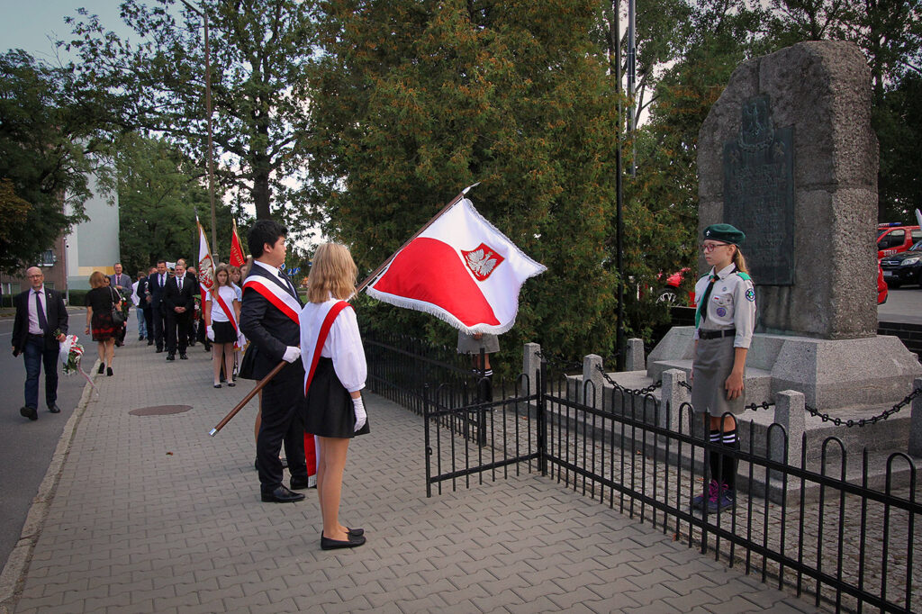 Składanie kwiatów pod Pomnikiem Pamięci Obrońców Kopalni Michał.