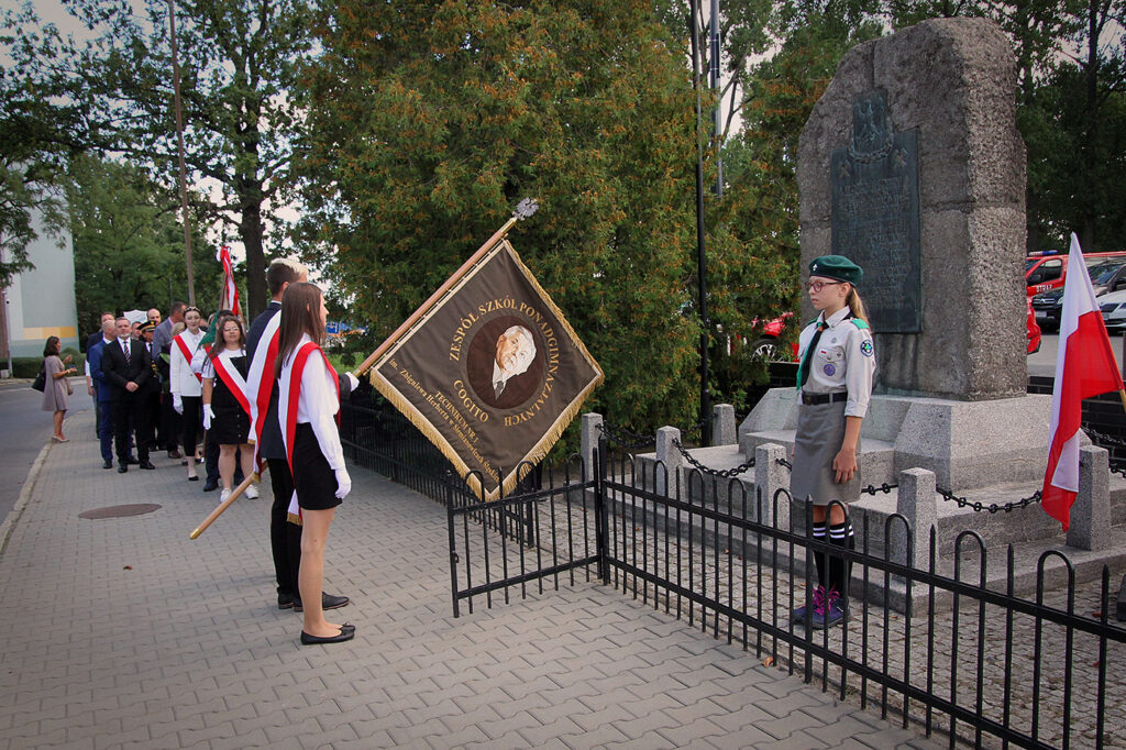 Składanie kwiatów pod Pomnikiem Pamięci Obrońców Kopalni Michał.