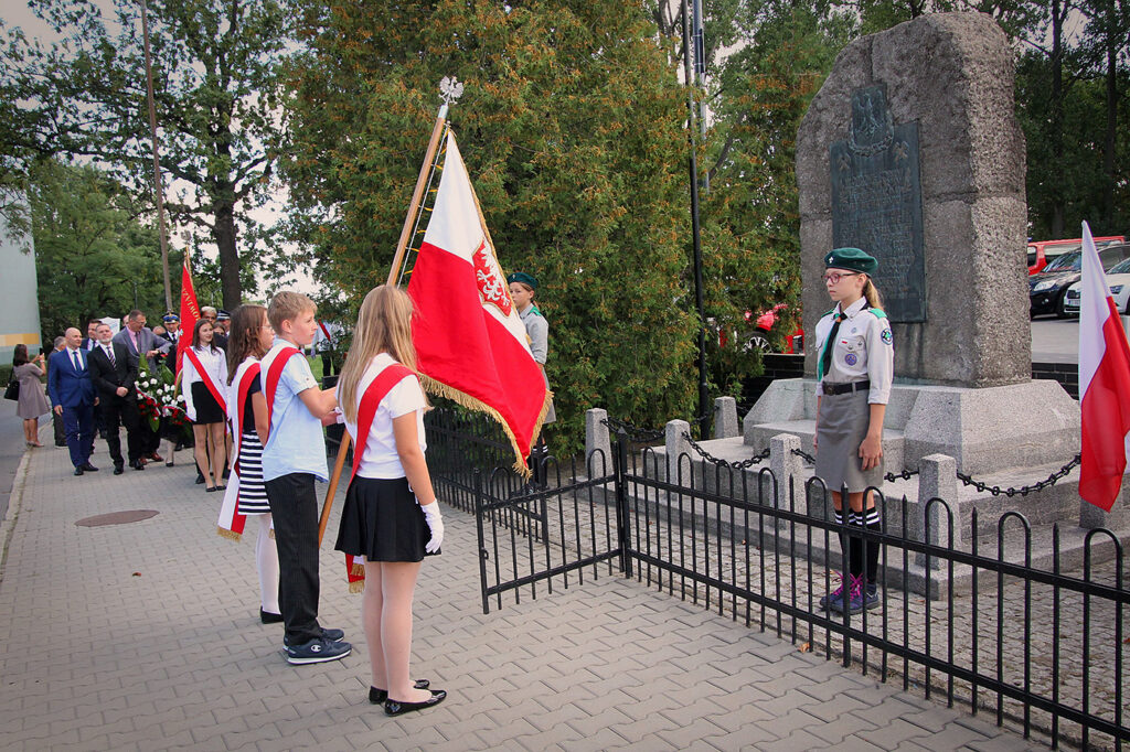 Składanie kwiatów pod Pomnikiem Pamięci Obrońców Kopalni Michał.