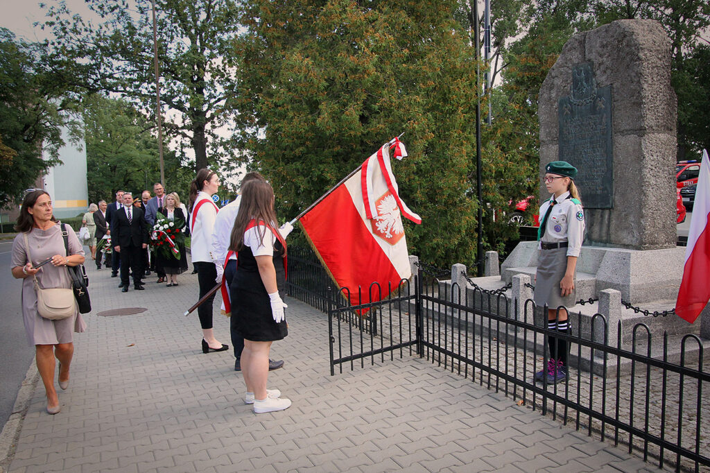 Składanie kwiatów pod Pomnikiem Pamięci Obrońców Kopalni Michał.